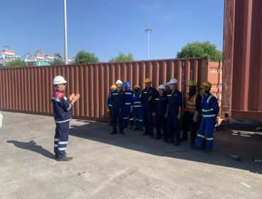 Team Cơ Khí triển khai công việc sửa chữa container
