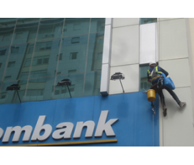 Đu dây lau kính tòa nhà ngân hàng Sacombank