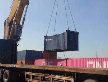 Thực hiện công tác xếp dỡ container tại cầu cảng