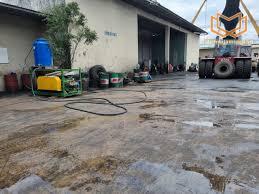 Máy xịt siêu cao áp vệ sinh nền garage dính bùn dầu nhớt